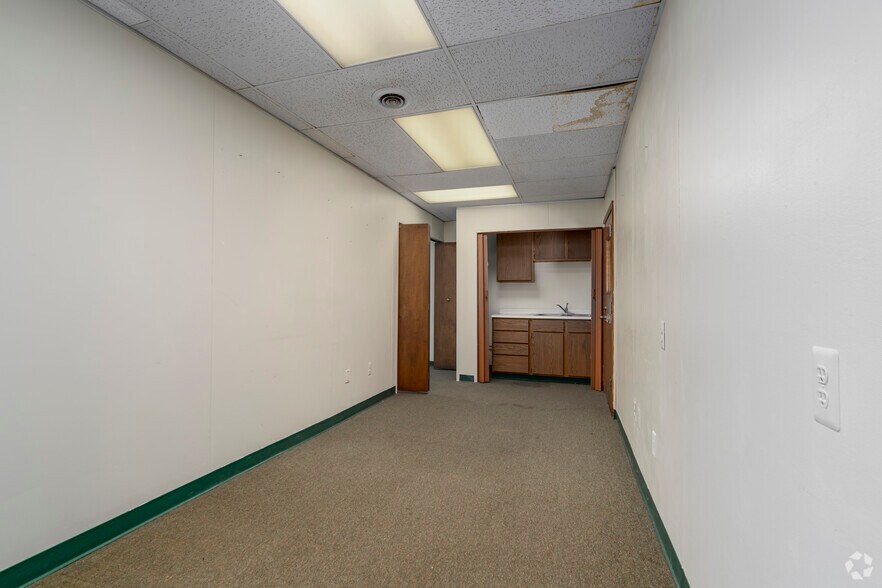 More Photos Of 32969 Hamilton Ct, Farmington Hills Office For Sale