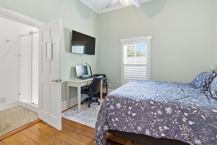 More Photos Of 119 N Davis St, Southport Hospitality For Sale