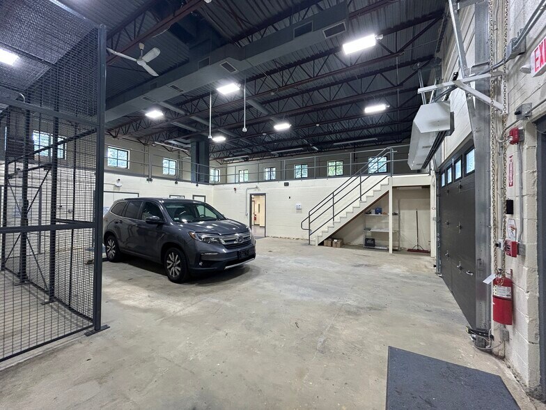 More Photos Of 7 Kane Industrial Dr, Hudson Flex For Lease