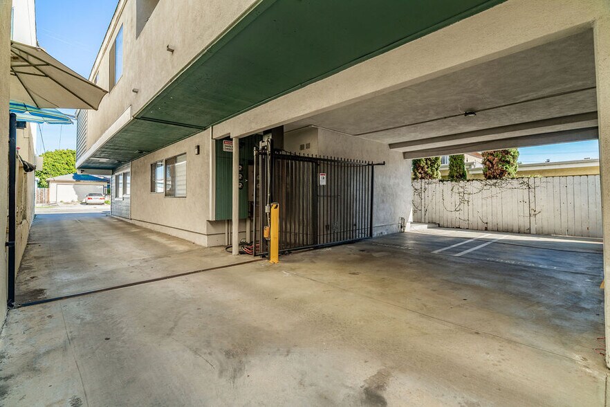More Photos Of 4724 W 173rd St, Lawndale Apartments For Sale