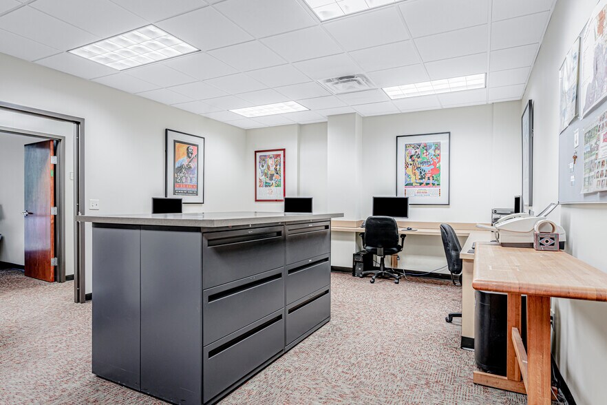 More Photos Of 5384 Poplar Ave, Memphis Office For Lease