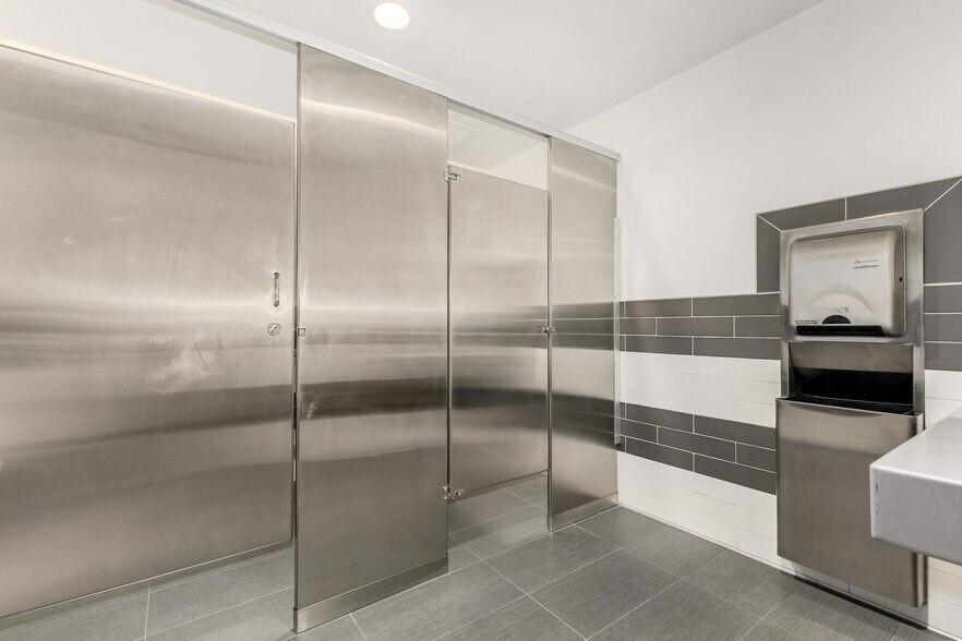 More Photos Of 450 N 54th St, Chandler Distribution For Lease