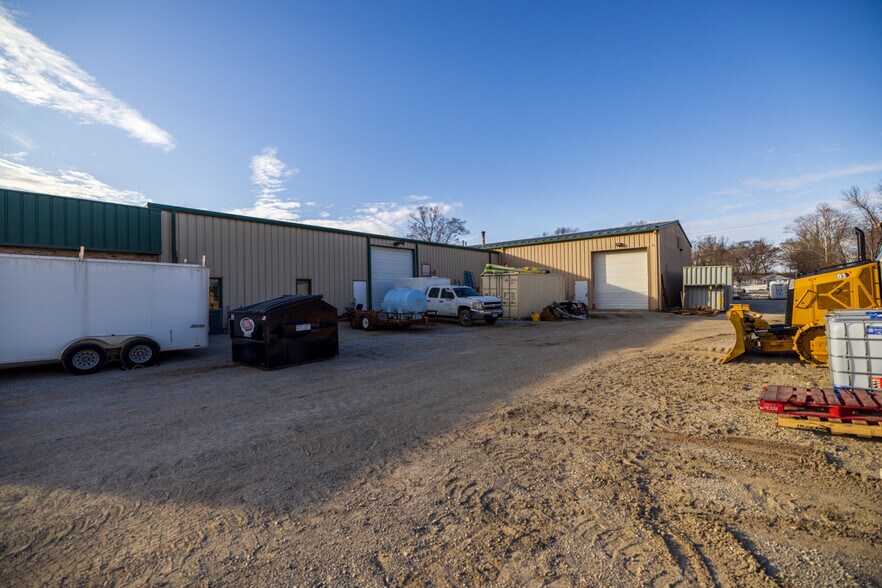 More Photos Of 1621 Se Summit St, Lee's Summit Light Distribution For Lease