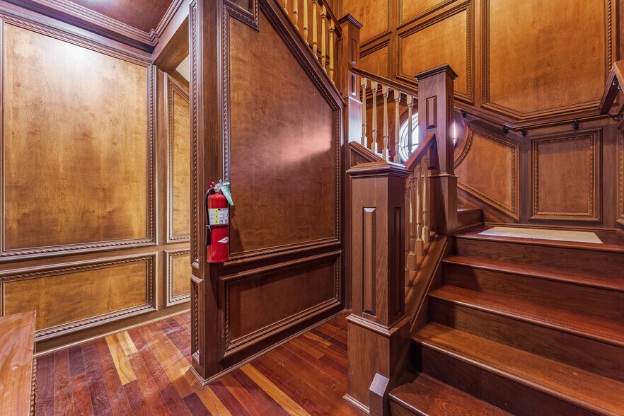More Photos Of 324 N College Ave, Fayetteville Office For Sale
