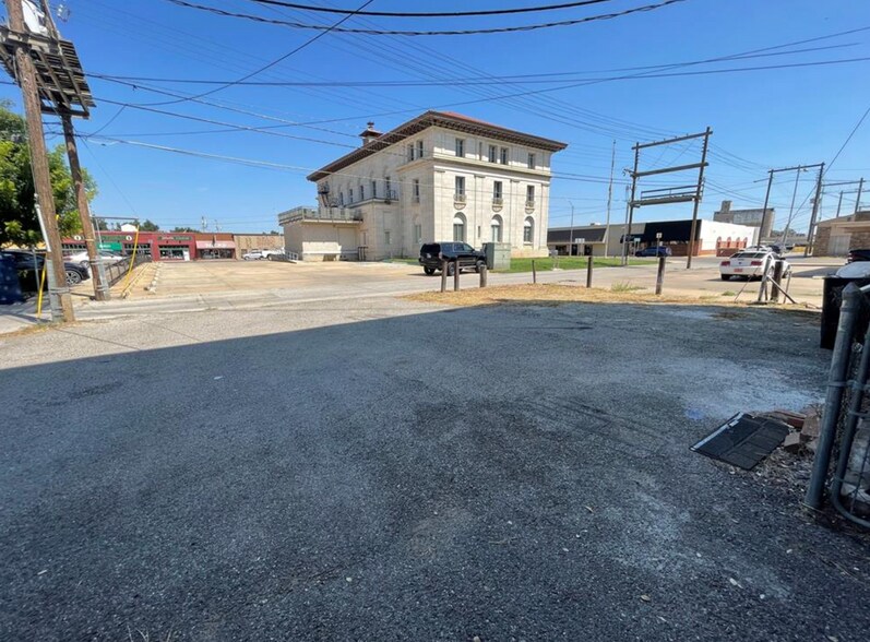 More Photos Of 410 W Chickasha Ave, Chickasha Storefront For Sale
