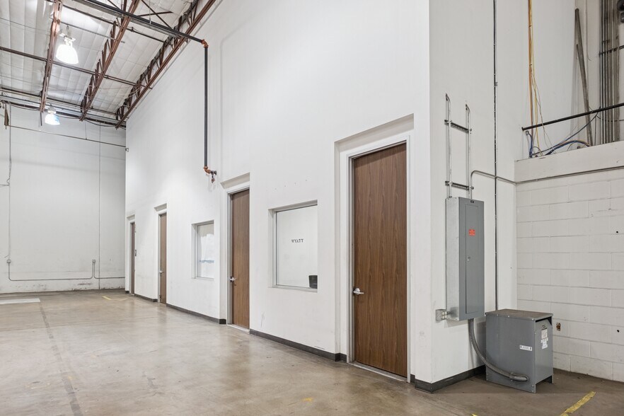 More Photos Of 8100 Kempwood Dr, Houston Manufacturing For Lease