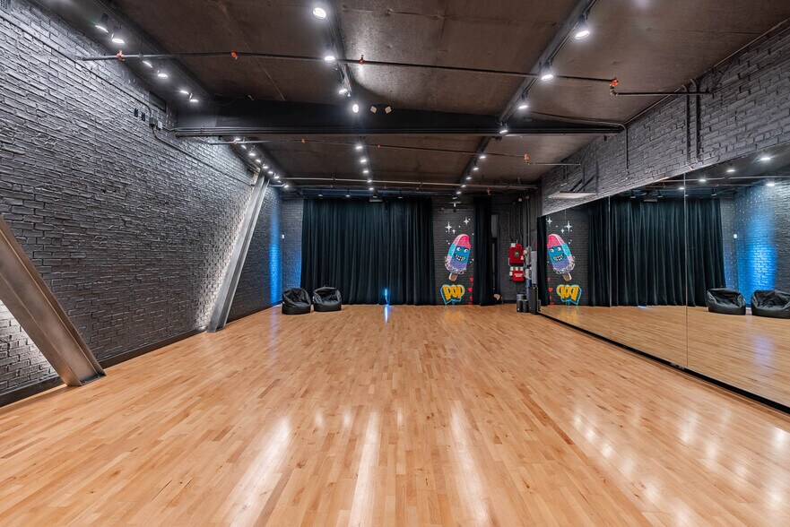 More Photos Of 5437 Satsuma Ave, North Hollywood Warehouse For Lease