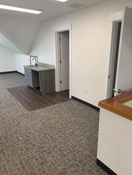 More Photos Of 669-683 Ray J. Glatt, Woodburn Loft Creative Space For Lease