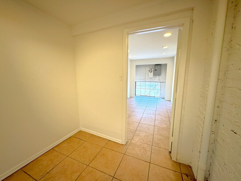 More Photos Of 6080 S Hoover St, Los Angeles Unknown For Lease
