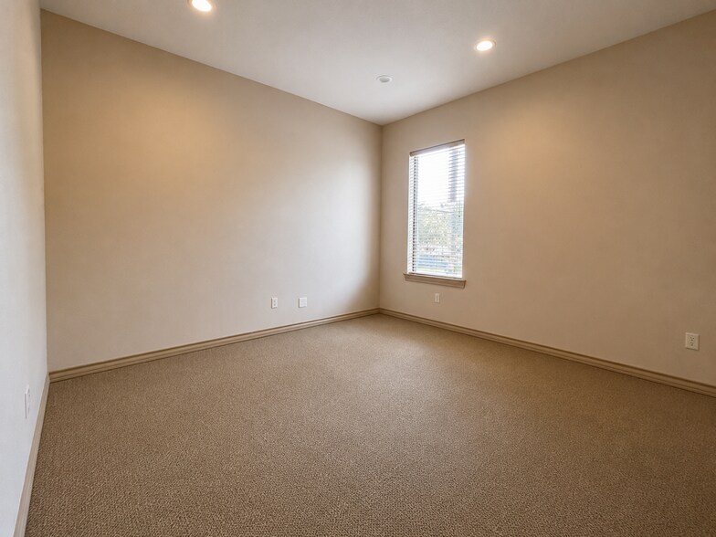 More Photos Of 701-901 Tradewinds Blvd, Midland Office For Lease