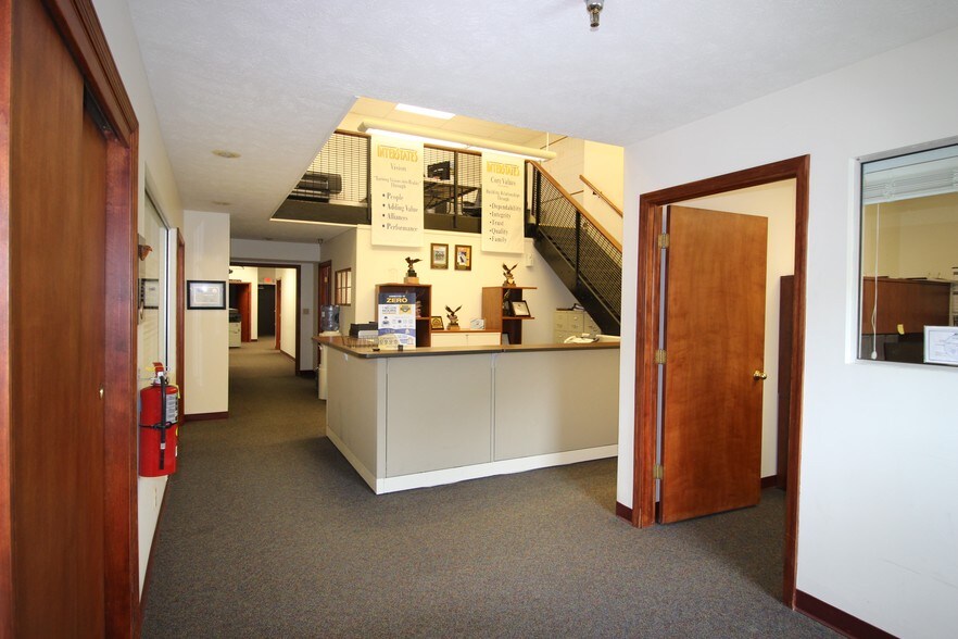 More Photos Of 14007-14015 Industrial Rd, Omaha Light Distribution For Lease