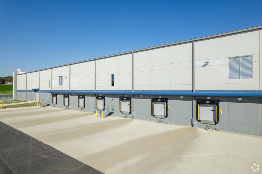 More Photos Of 2004 Moore Duncan Hwy, Moore Manufacturing For Lease