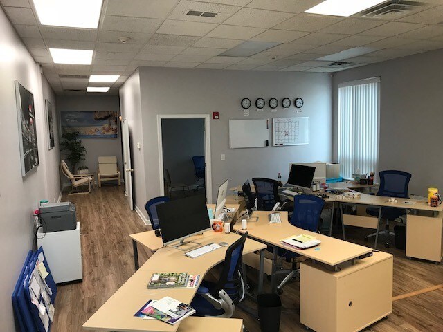 More Photos Of 1024-1036 Busse Hwy, Park Ridge Showroom For Lease