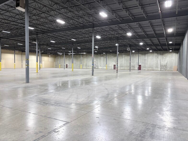 More Photos Of 22000 Industrial Blvd, Rogers Distribution For Lease