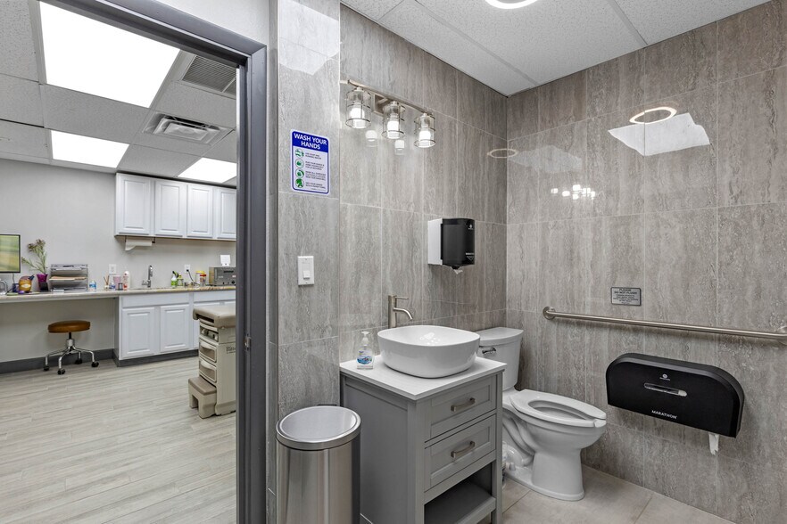 More Photos Of 901 N Grove St, Eustis Office For Sale