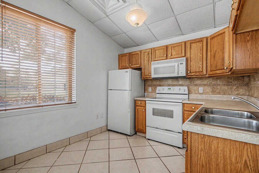 More Photos Of 2160 Laurence Dr, Clearwater Office For Sale