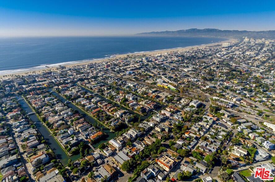 More Photos Of 2120 Narcissus Ct, Venice Office For Sale