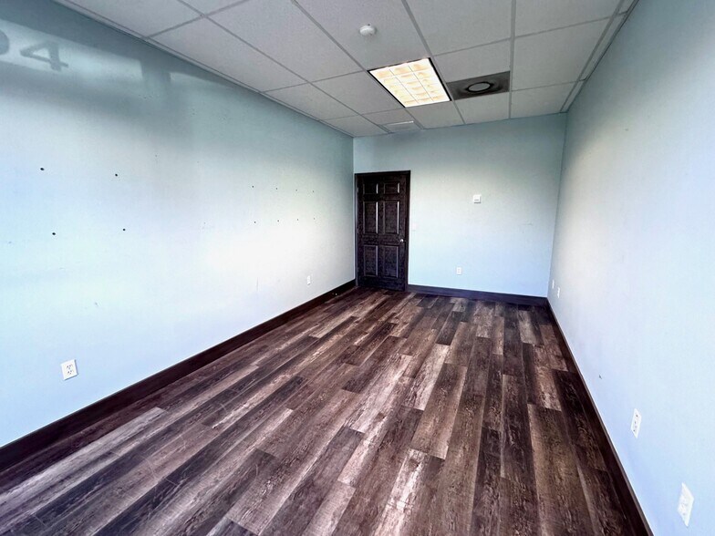 More Photos Of 8270-8302 Blaikie Ct, Sarasota Warehouse For Lease