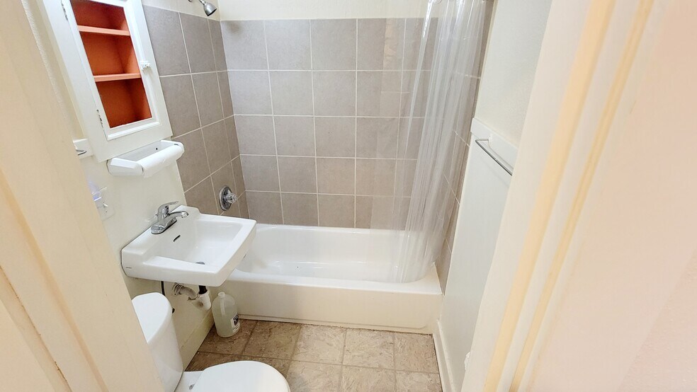 More Photos Of 1109 Edgewater St NW, Salem Storefront For Lease