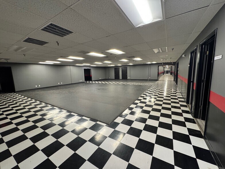 More Photos Of 7700 E 38th St, Tulsa Manufacturing For Lease