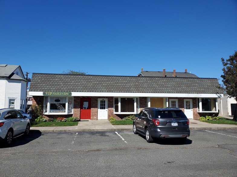 More Photos Of 110-130 Main St, Sayville General Retail For Lease