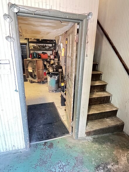 More Photos Of 1438-1442 Light St, Baltimore Showroom For Sale