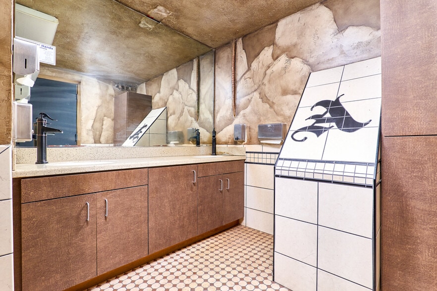 More Photos Of 910 2nd St, Sacramento Bar For Sale