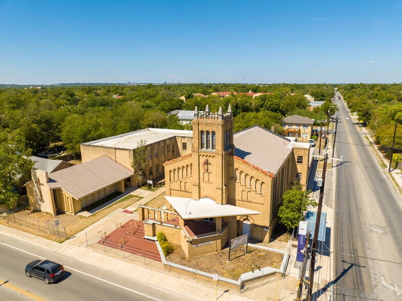 More Photos Of 1701 W Woodlawn Ave, San Antonio Religious Facility For Sale