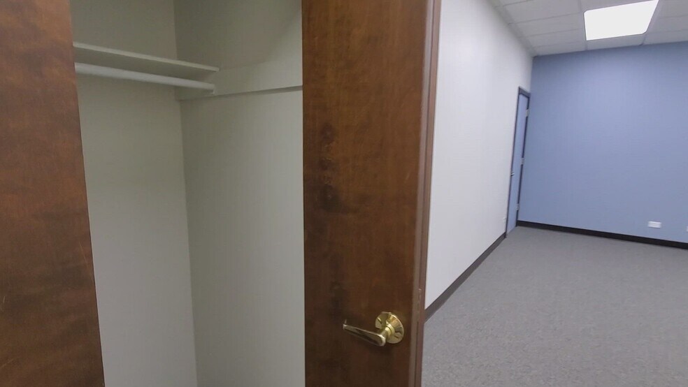 Primary Photo Of 600 E Higgins Rd, Elk Grove Village Office For Lease