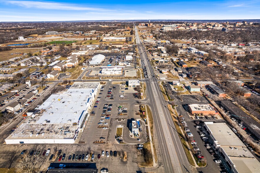 More Photos Of 2525 Iowa St, Lawrence Freestanding For Sale