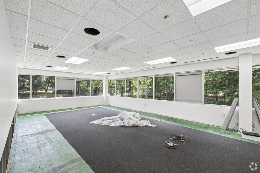 More Photos Of 2 Waterside Crossing, Windsor Office For Sale