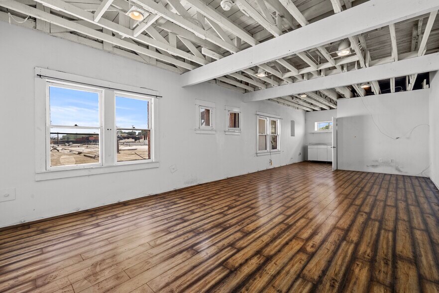 More Photos Of 119 W 36th Pl, Los Angeles Flex For Lease