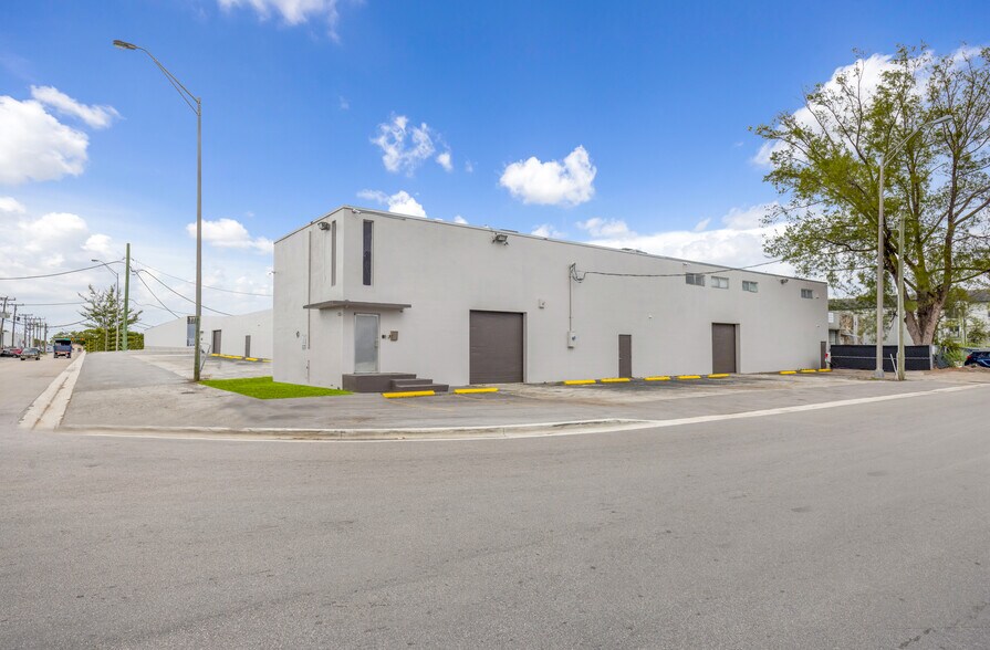 More Photos Of 7550 W 2nd Ct, Hialeah Warehouse For Lease