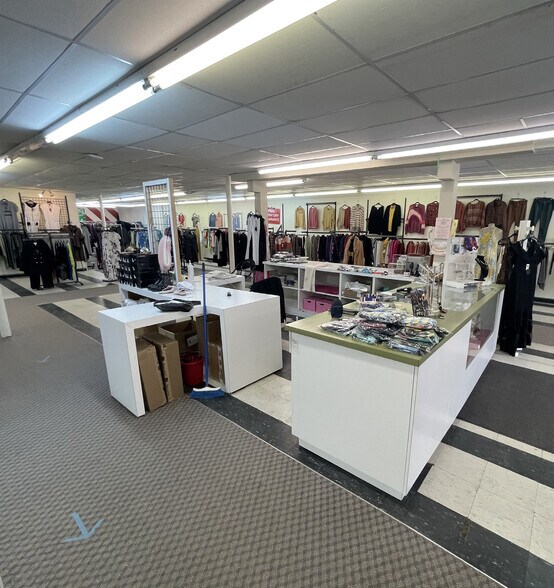 More Photos Of 3411 Roblin Blvd, Winnipeg Freestanding For Sale