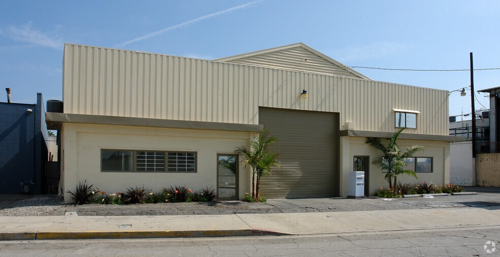 More Photos Of 18555 Eddy St, Northridge Service For Lease