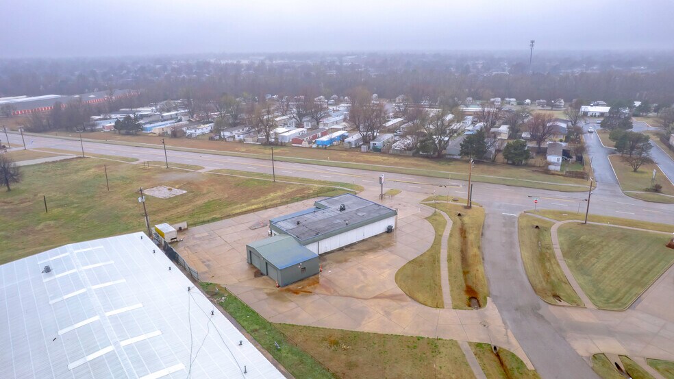 More Photos Of 401 S Ranchwood Blvd, Yukon Flex For Sale