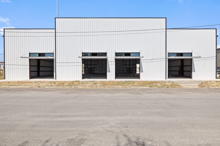 More Photos Of 202 W 1st St, Taylor Flex For Lease