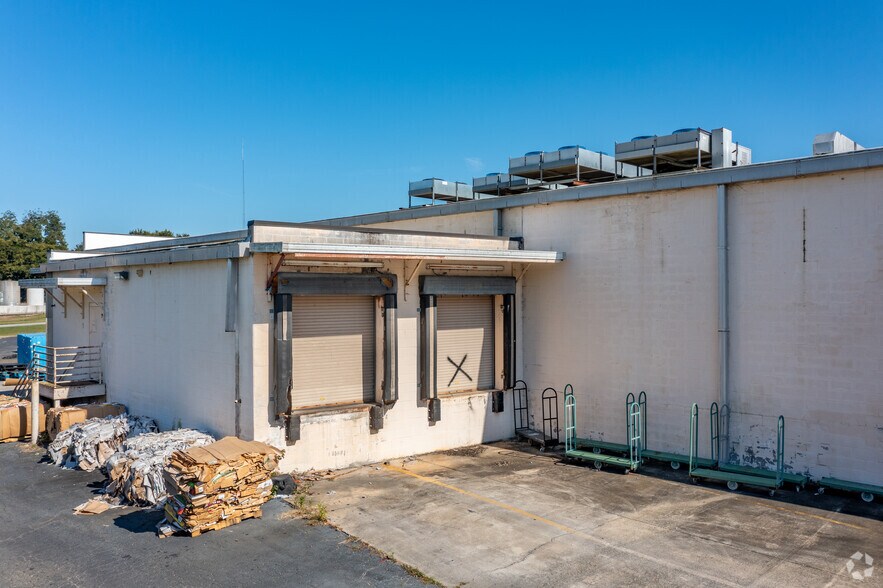 More Photos Of 140 W Dykes St, Cochran Supermarket For Lease