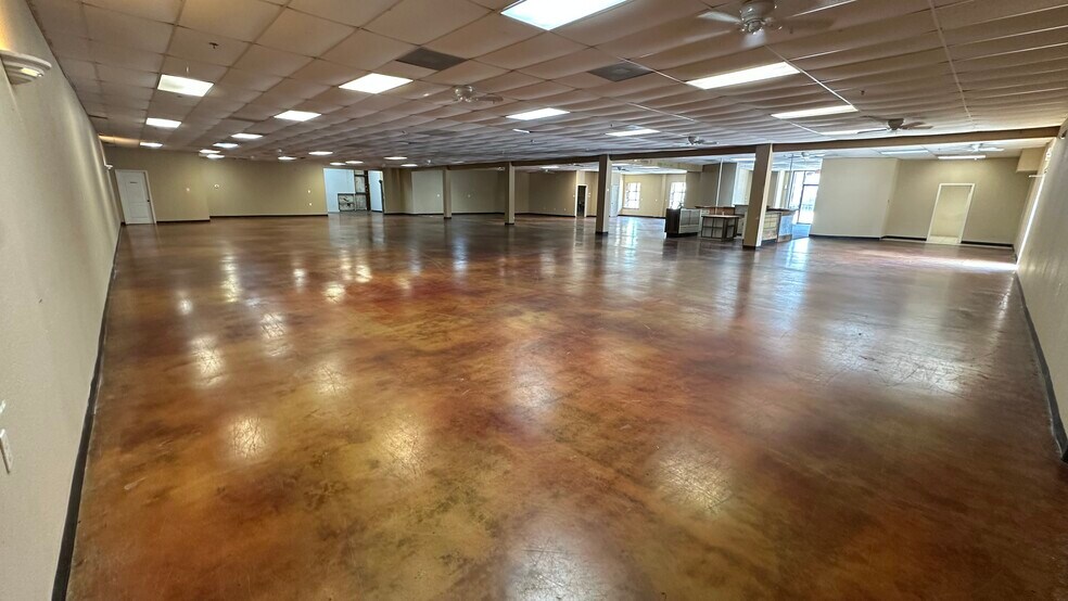 More Photos Of 4900 N Shepherd St, Houston General Retail For Lease
