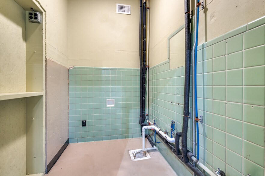 More Photos Of 400 S Elm St, Denton Auto Repair For Lease