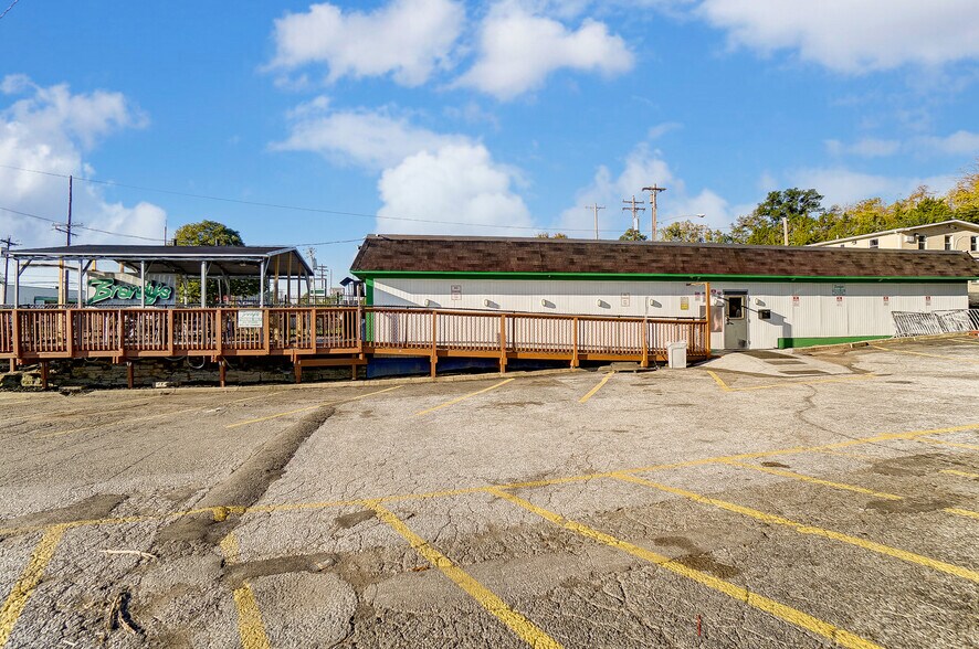 More Photos Of 7751 Reading Rd, Cincinnati Bar For Sale