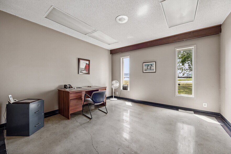 More Photos Of 2860 Industrial Park Rd, Iowa City Warehouse For Sale