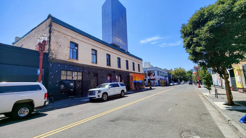 More Photos Of 26-32 NW 4th Ave, Portland Bar For Sale