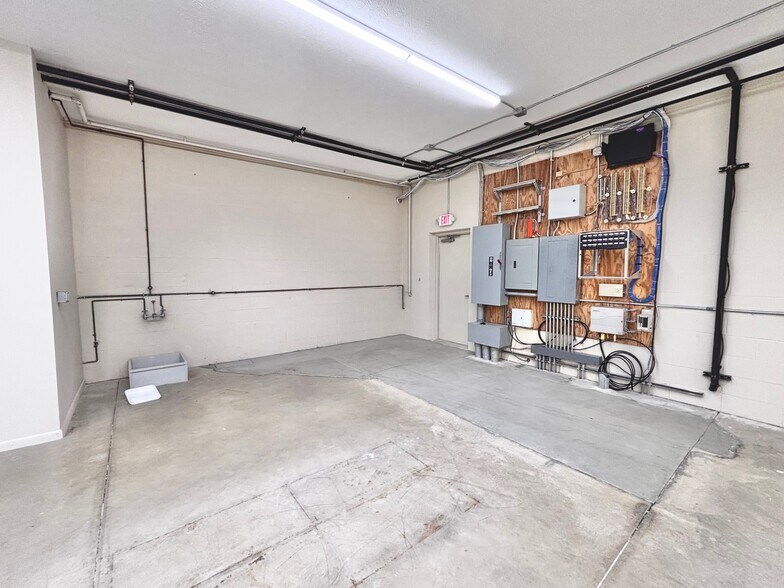 More Photos Of 27911 Clemens Rd, Westlake Office Residential For Lease