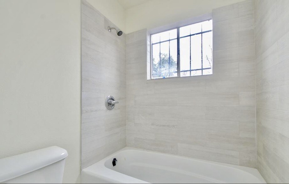 More Photos Of 122 E Crosstimbers St, Houston Apartments For Sale