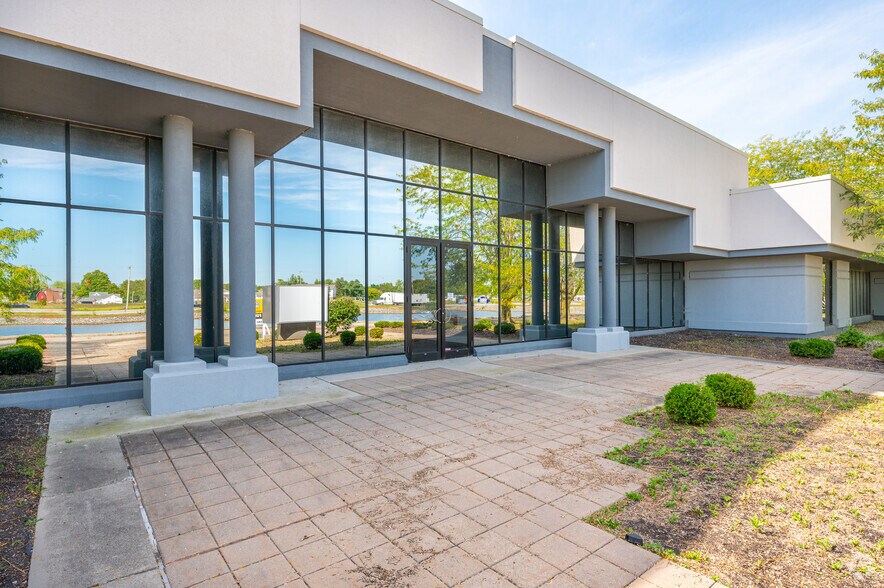 More Photos Of 9001 S Walnut St, Daleville Office For Lease