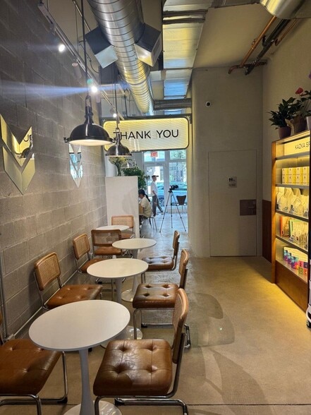 More Photos Of 3056 N Lincoln Ave, Chicago General Retail For Sale