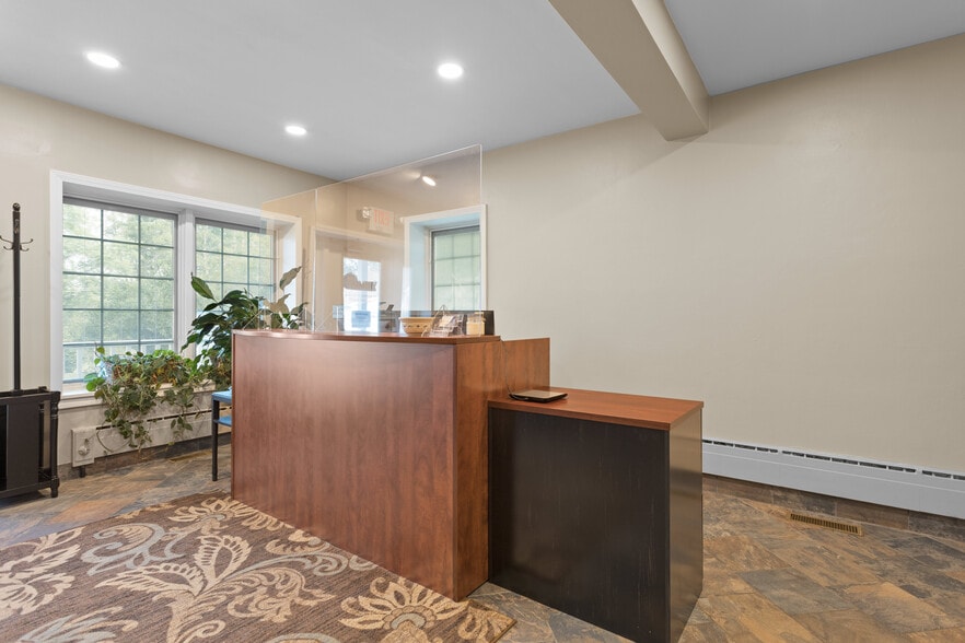 More Photos Of 218 Oak St, Grove City Office For Lease