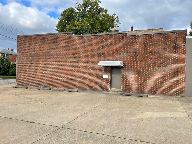 More Photos Of 19807 Cherokee Ave, Cleveland Flex For Sale