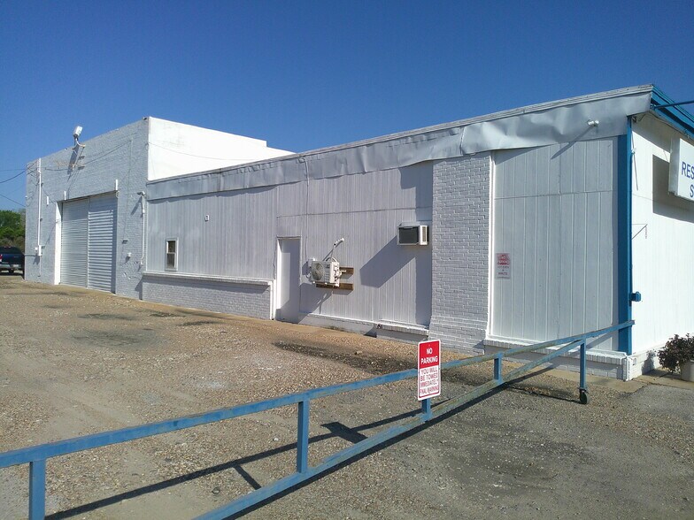 More Photos Of 1319 N Gordon St, Alvin Warehouse For Sale